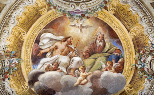 PARMA WŁOCHY, KWIECIEŃ, - 16, 2018: Sufit Święta trójca w kościelnym kościół Święty krzyż Giovanni Maria Conti sala (1614-1670).