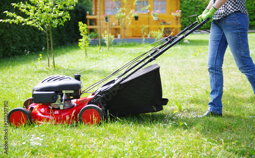 Gartenarbeit, Rasen mähen