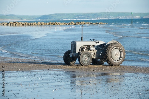 traktor czyszczący plażę w Walii