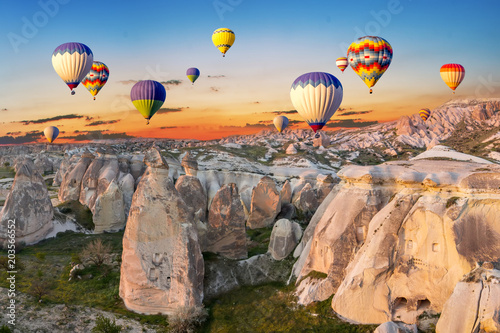 Gorące powietrze szybko się zwiększać przy zmierzchem nad jamy miasteczkiem, Cappadocia, Turcja