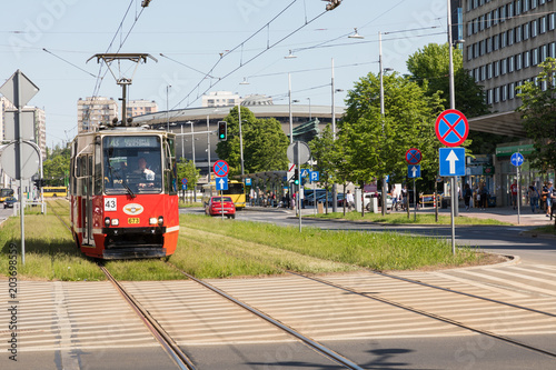 Stary tramwaj Konstal 105Na przejeżdża przez Rynek, w centrum Katowic, Śląska, Polska.