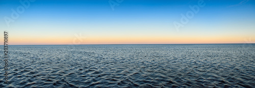 Panorama fal morskich na tle świtu