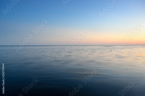 Panorama fal morskich na tle świtu