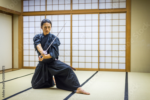 Szkolenie samurajów w tradycyjnym dojo w Tokio