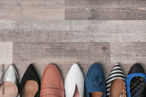 Różni kobieta buty na drewnianym tle, odgórny widok