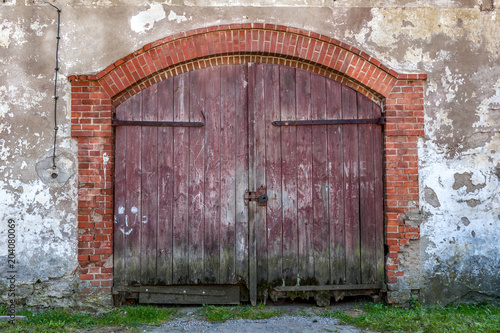 drzwi do starej stodoły