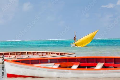 pêcheur rodriguais affalant sa voile , Mourouk, Mauritius 