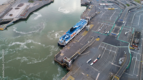 Photographie aérienne d'un ferry dans le port de Calais, France