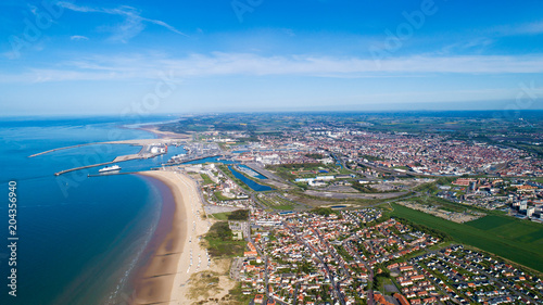 Vue aérienne du port et de la ville de Calais