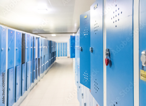 Blaue Spinde und Vorhängeschloss in der Schule, Umkleide