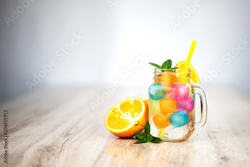 Kolorowy napój z kostkami lodu ,miętą i pomarańczą