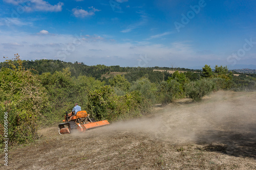 trattore per arare il campo