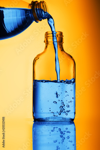 nalewanie wody do butelki
