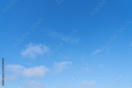 Blauer Himmel mit wenigen weißen Wolken