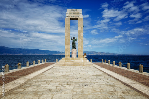 Blick auf die Statue Athena von Lungomare Reggio Calabria