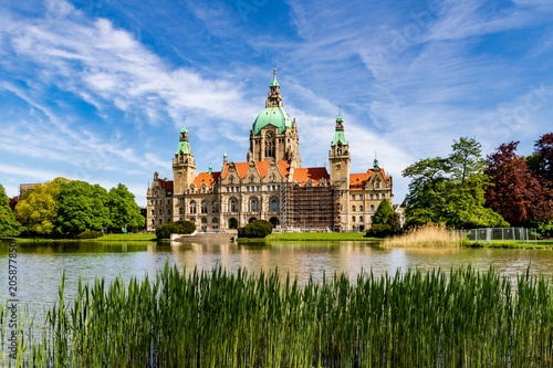 Neues Rathaus in Hannover am Maschpark im Frühling