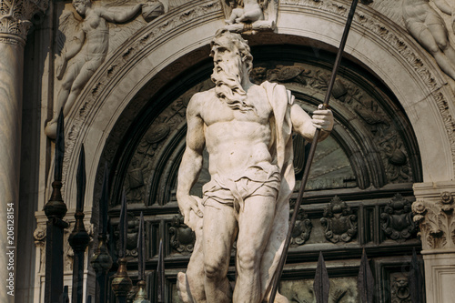 Rzeźba mężczyzny w Wenecji