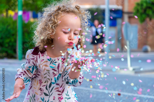 soplando confeti