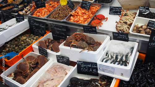 Fische und Meeresfrüchte, Krustentiere auf dem Fischmarkt in Le Crotoy, Frankreich