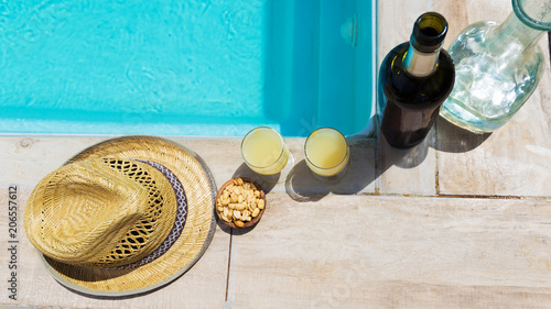 pastis servi au bord de la piscine