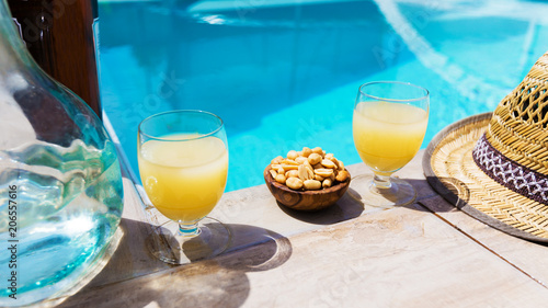 pastis en bord de piscine