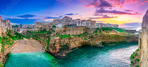 Polignano a Mare, Puglia, Włochy: Zachód słońca nad zatoką Cala Paura z bastionem Santo Stefano i plażą Lamy Monachile w tle, Apulia, Włochy, prowincja Bari