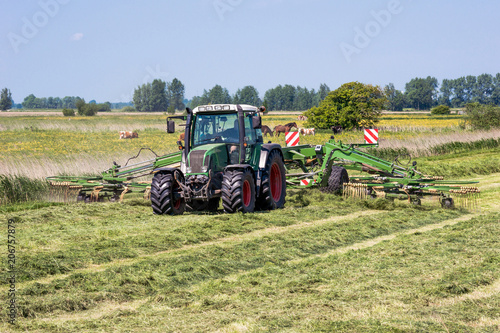 Traktor mit Heuwender auf der Wiese | 2056