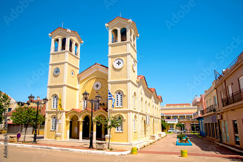 Piękny majestatyczny żółty kościół Padokratoras („kościół z guzikami”) w Lixouri, Kefalonia, Grecja. Oszałamiające niesamowite urocze miejsca. znane miasta turystyczne.