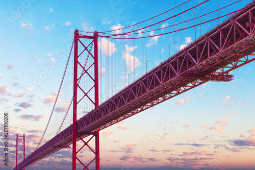 Puente 25 de Abril en Lisboa. Puntos de interés y arquitectura en Portugal.Paisaje de puesta de sol