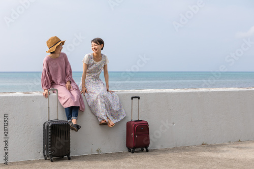 沖縄旅行を楽しむ２人の女性