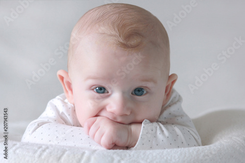 Bébé mange ses mains