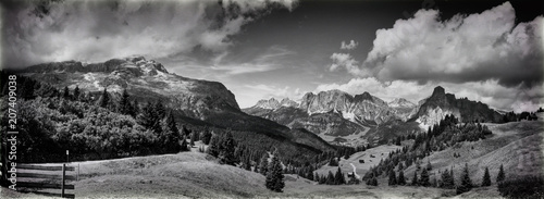 krajobraz gór dolomity w czerni i bieli