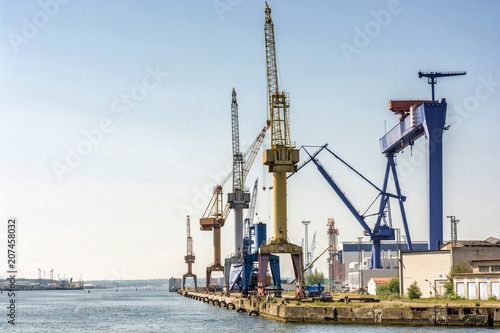 Hafenanlage mit Kränen und Werft im Hafen von Rostock