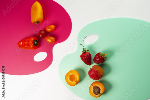 kompozycja z owoców i warzyw na deskach do krojenia