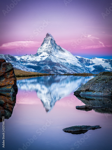 Matterhorn und Stellisee bei Zermatt in der Schweiz