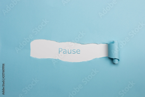 Schrift Pause auf gerissenen Papier