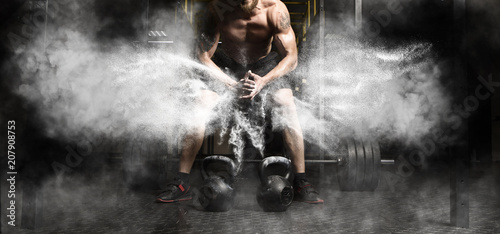 Mięśniowy mężczyzna trening z kettlebell przy gym