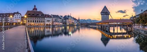 Altstadt von Luzern mit Kapellbrücke und Wasserturm, Schweiz