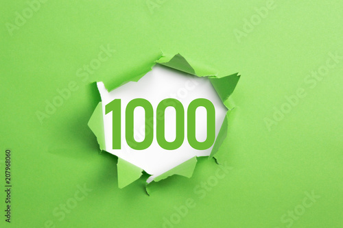 grüne Nummer 1000 auf grünem Papier