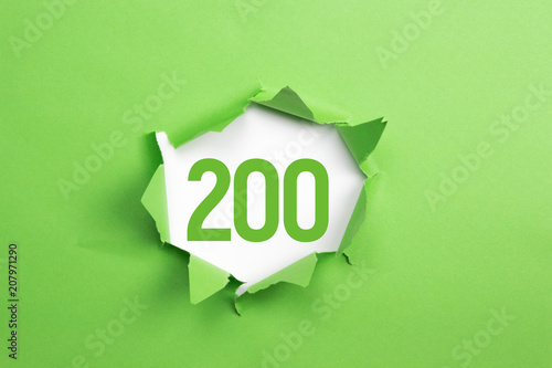 gruene Nummer 200 auf gruenem Papier
