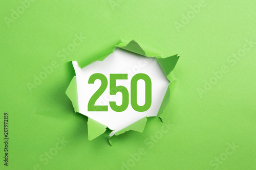 gruene Nummer 250 auf gruenem Papier