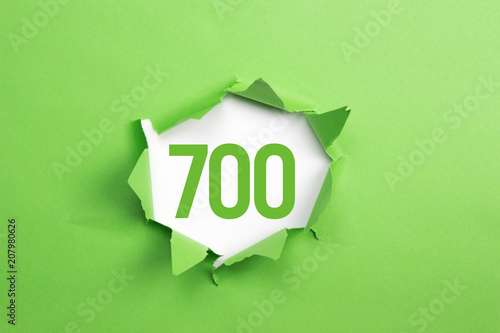 gruene Nummer 700 auf gruenem Papier