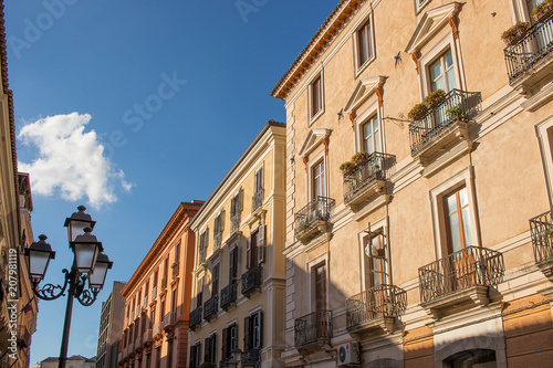 Palazzi centro storico catanzaro, calabria, italia. Cielo blu con nuvole sullo sfondo. Lampione vintage sulla sinistra