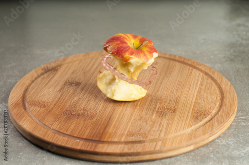 ogryzek jabłka na desce do krojenia