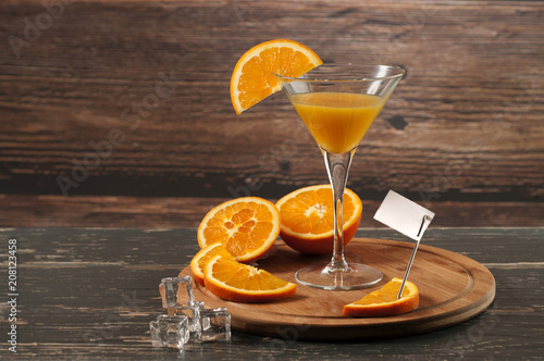 sok pomarańczowy w kieliszku z plasterkiem pomarańczy