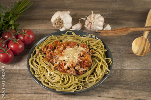 spaghetti bolognese ze świeżymi pomidorami