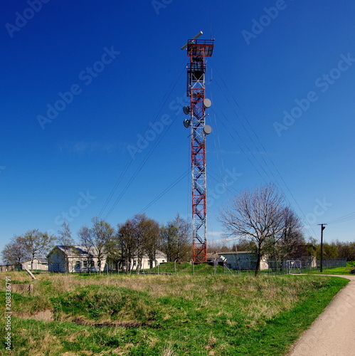 Maszt telekomunikacyjny z zamontowanymi antenami na estońskim wybrzeżu