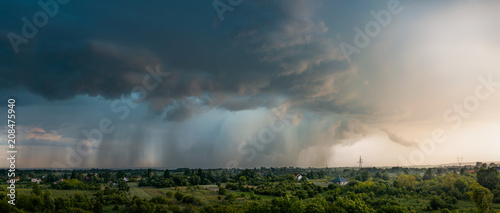 Chmury burzowe, ulewa, zdjęcie panoramiczne