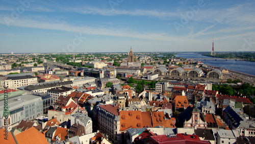 Panorama Rygi stolicy Łotwy, jednego z bałtyckich krajów - w centrum: Wieżowiec Akademii Nauk Łotwy, widoczna także Dźwina oraz maszt komunikacyjny