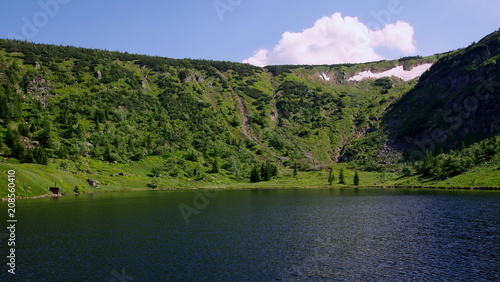 Kocioł Małego Stawu - polodowcowa dolina wypełniona wodą z gór, idealne miejsce na odpoczynek podczas pieszej wędrówki